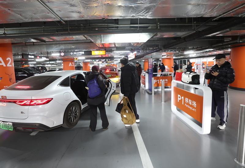 出站旅客准备上车。新京报记者 王贵彬 摄