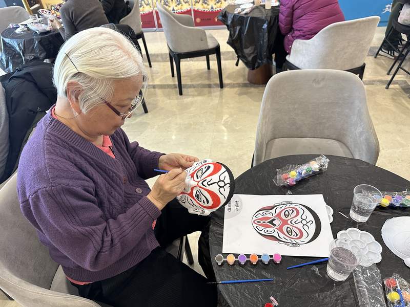 社区居民体验脸谱绘画。吉祥大戏院供图