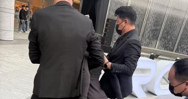 小鹏机器人首秀摔了，这一跤，照出了它跟跑的这些年