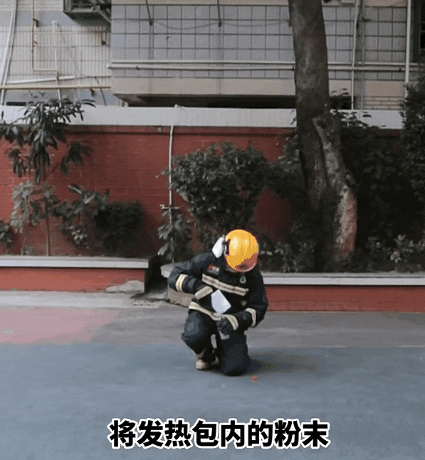 消防员模拟自热包受损情况。图源：福建日报