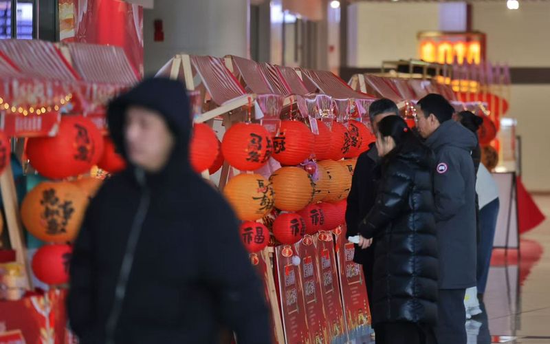 北京朝阳站交通枢纽内设有新春特色市集。新京报记者 王贵彬 摄