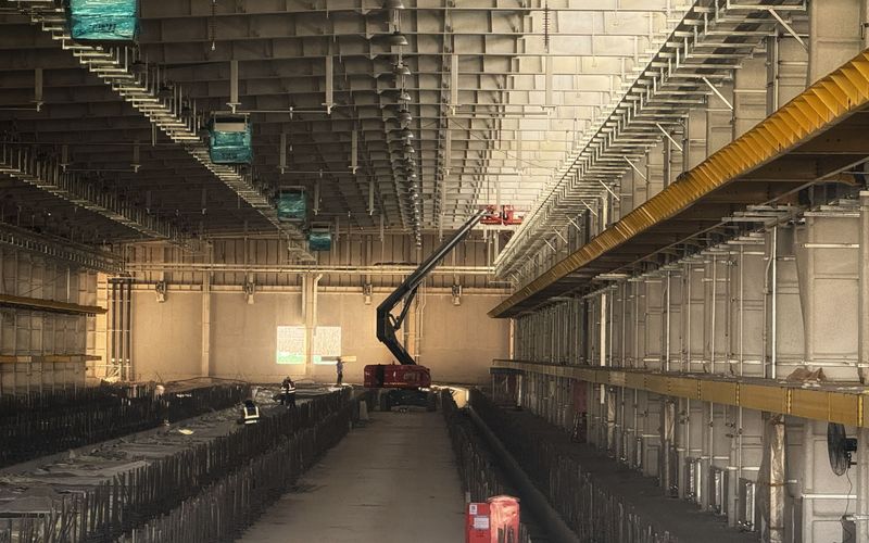 22号线平房停车场，工人正在进行机电安装施工。新京报记者 陶冉 摄