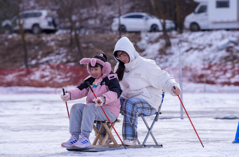 双奥文化推广青少年冰上体验活动举行，图为亲子冰车接力赛项目比赛现场。北京奥运城市发展促进中心供图
