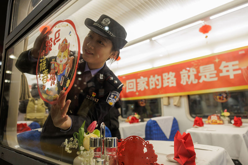 2月1日23时许，北京西站，乘警提前登上K4069次列车，进行新年布置。新京报记者 王子诚 摄