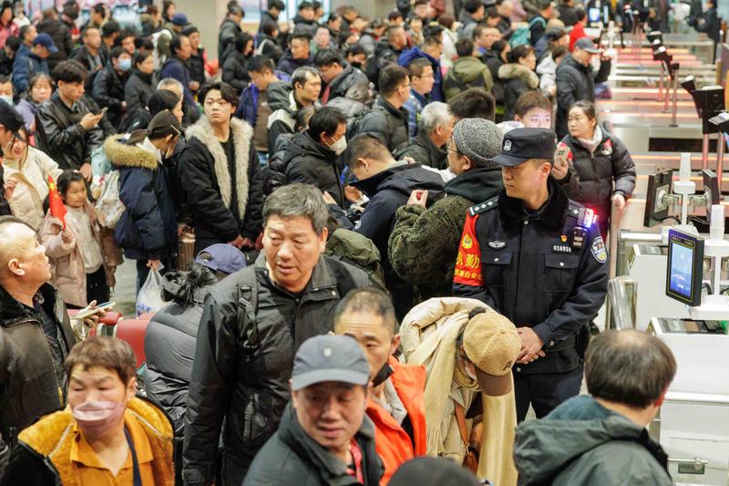 2月2日凌晨，北京西站，执勤民警在检票口执勤。新京报记者 王子诚 摄