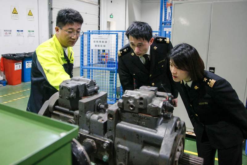 上海浦东海关关员对沃尔沃建筑设备（中国）有限公司保税再制造业务进行现场指导。上海海关供图