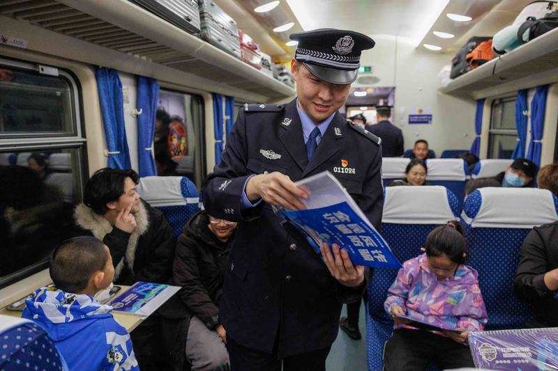 2月2日，K4069次列车，乘警进行反诈宣传，发放传单。新京报记者 王子诚 摄