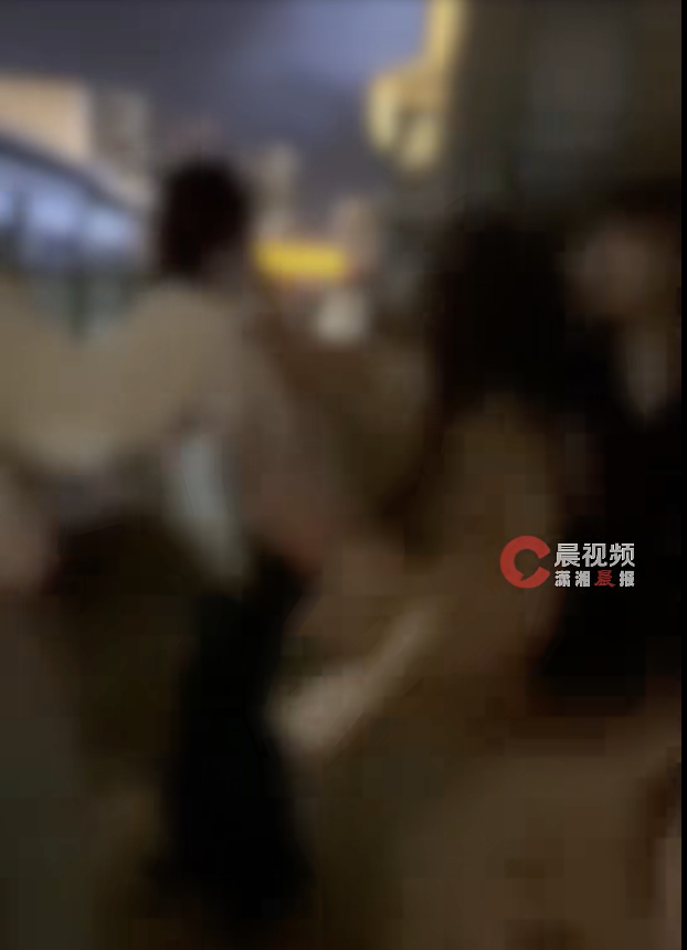 ▲近日，有网友发视频称，重庆石柱县发生一起多名女生拳打脚踢一名女生的事件。图/潇湘晨报