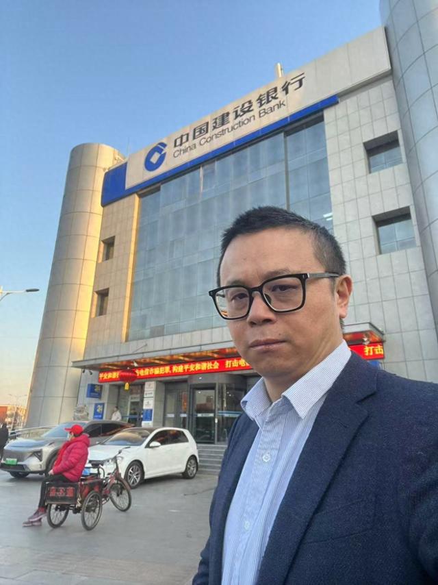 周筱赟律师在东营建行门口。受访者供图