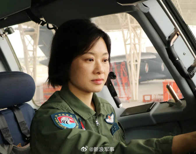 谭红梅上校驾运油-20A亮相九三阅兵_新浪新闻