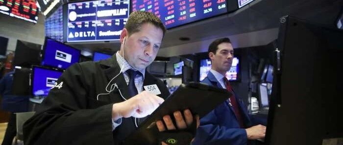 闪迪飙涨15%，美股半导体深夜爆发，国际油价大跳水，特朗普称将降低印度关税至18%