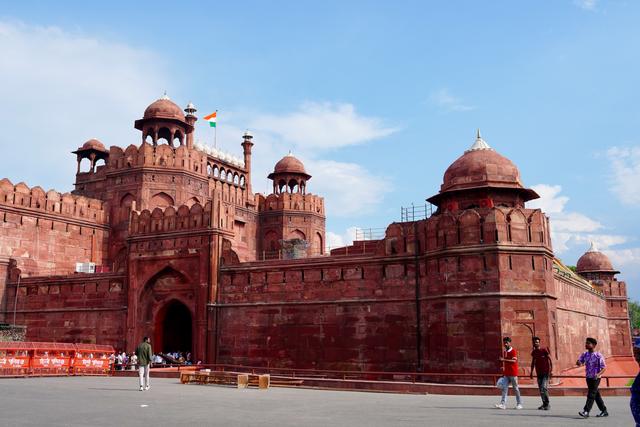 2025年8月21日，人们在位于印度首都新德里的德里红堡游览。新华社记者 伍岳 摄