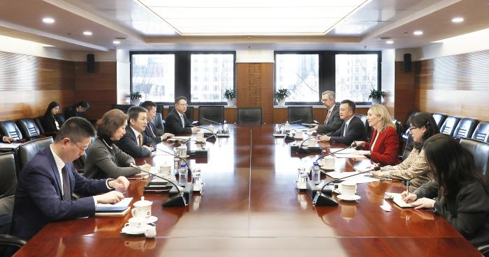 商务部国际贸易谈判代表兼副部长李成钢会见罗技公司首席执行官