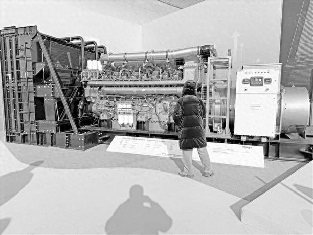 数据中心使用的大缸径发电机组。黄翔/摄