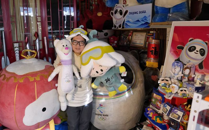 2月2日，张文全抱着米兰冬奥会吉祥物。新京报记者 薛珺 摄