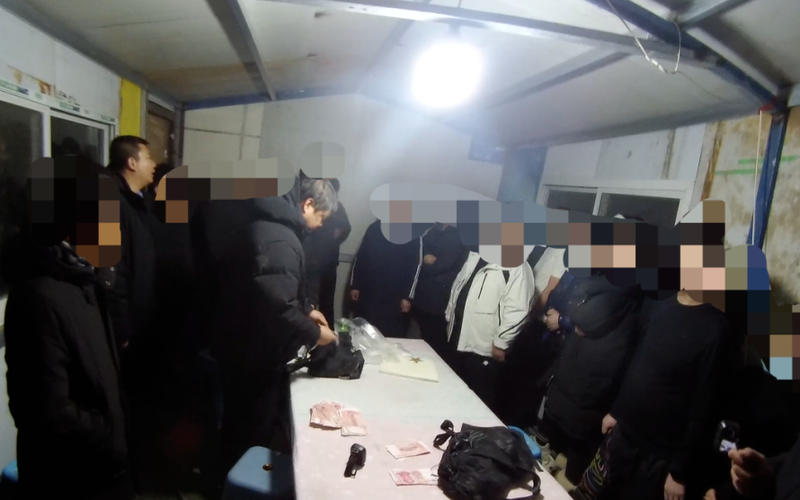 警方现场抓获涉赌人员16名，缴获赌资20余万元。辽宁公安供图