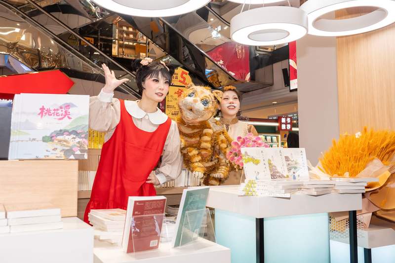 北京儿艺“北京丫丫三部曲”演员“丫丫”“花猫”在北京图书大厦“快闪”推介图书。首文科集团供图