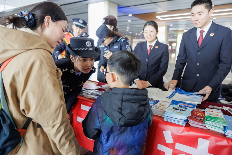 2月2日，丰台站民警向旅客们宣讲防范电信网络诈骗、安检查危、爱路护路、安全出行知识。新京报记者 王子诚 摄