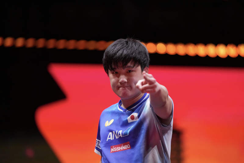 2025年12月14日，日本选手张本智和在香港进行的世界乒乓球职业大联盟总决赛男单决赛中。