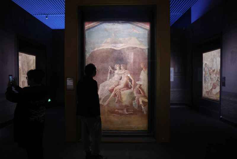 庞贝第一区4街区5—25入口“西塔拉琴师之家”出土的湿壁画《玛尔斯和维纳斯》。新京报记者 李木易 摄