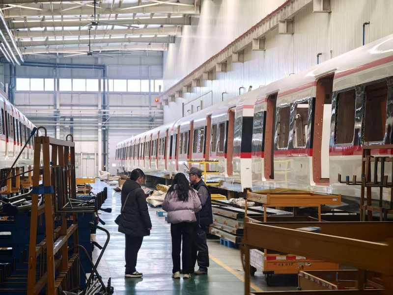 在河北京车轨道交通车辆装备有限公司的一个车间内，记者见到了已经喷涂好颜色的轨道交通22号线列车车厢。新京报记者 王巍 摄