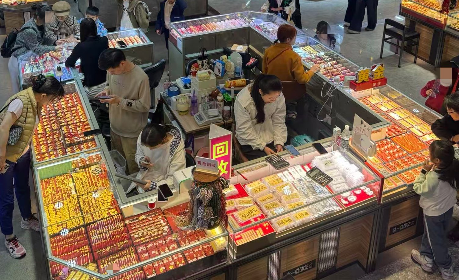 （水贝市场人群聚集,第一财经实习生 朱凌捷/摄）