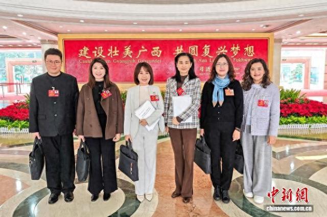 2026年广西两会2月1日至6日在南宁举行。图为六名广西政协澳门委员合影。陈冠言 摄