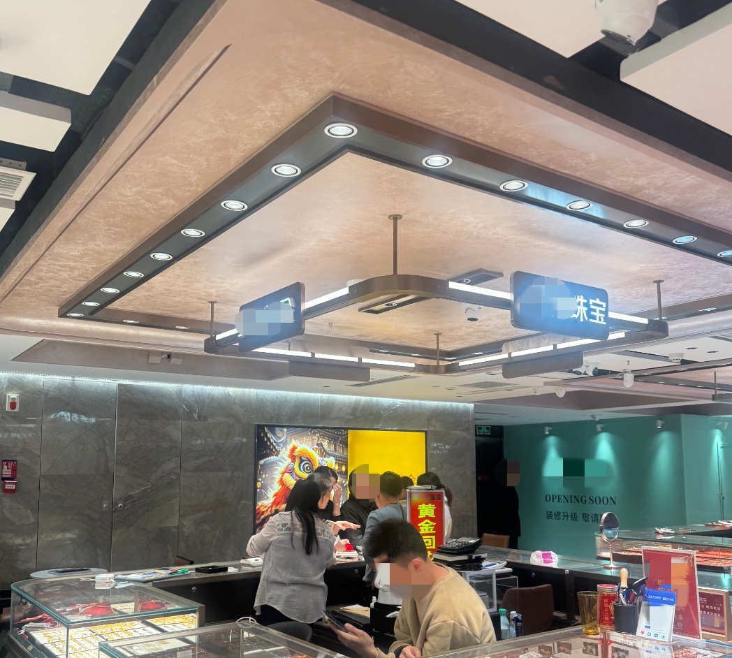 （水贝市场黄金回收档口有客户正在咨询，<a href=