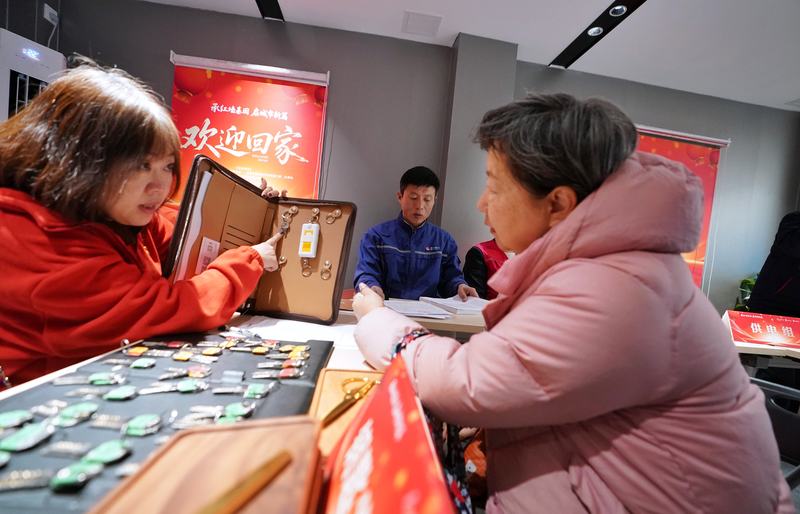 居民领取新家钥匙。新京报记者 薛珺 摄