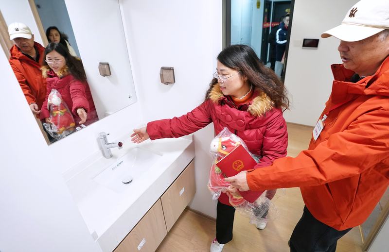 居民验收新家。新京报记者 薛珺 摄