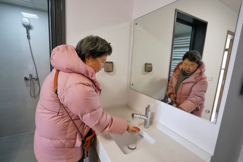 居民试用洗手池。新京报记者 薛珺 摄