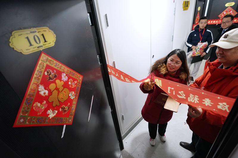 居民剪开彩带，走进新家。新京报记者 薛珺 摄