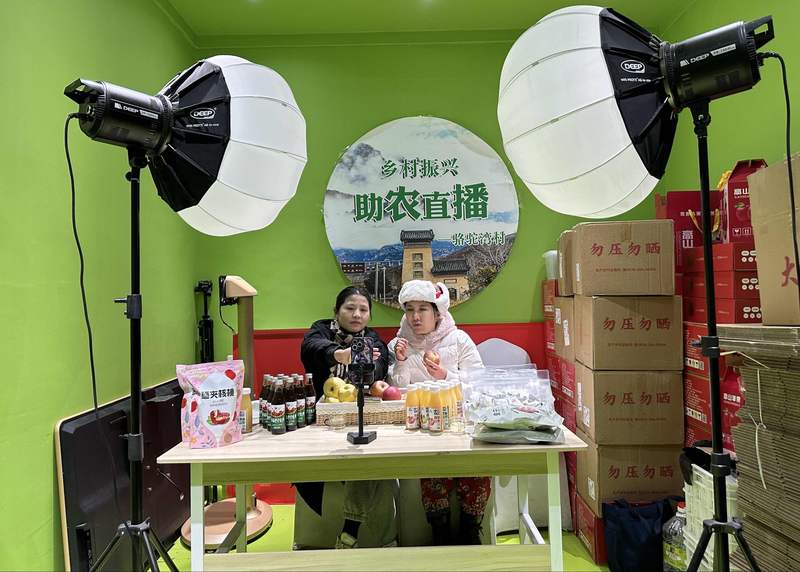 村里年轻人在直播带货。新京报记者 孙海光 摄