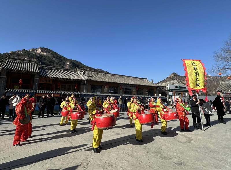 村民正在进行迎新春联欢会排练。新京报记者 孙海光 摄