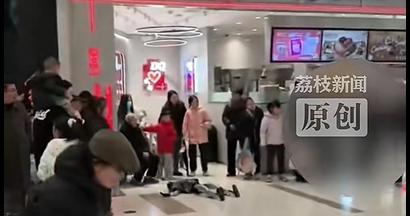 人形机器人商场表演意外碰到围观老人，双双倒地，涉事商户：老人被送往医院，软组织挫伤