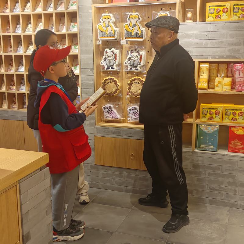 新京报小记者付广杨（左）也来到了活动现场，并采访了北京市老舍研究会副会长曹忆南（右）。受访者供图