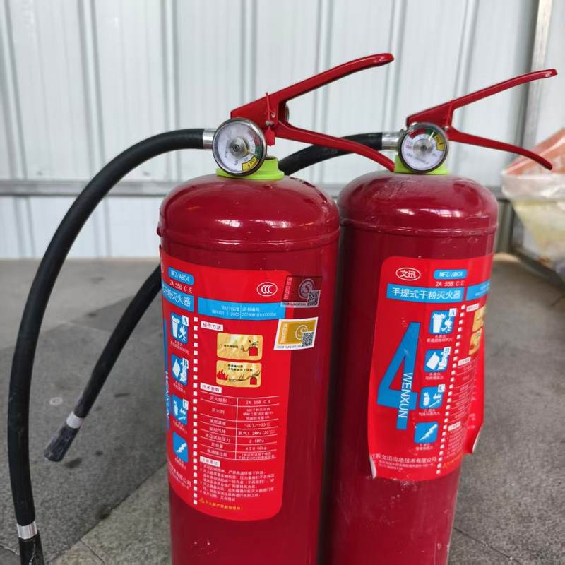 灭火器压力指针不在绿色区域内，说明灭火器压力不够。经开区消防供图