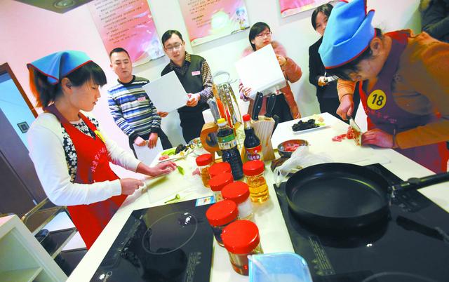 2015年，“北京市家政服务技能大赛”举行。图为家政服务员进行中式烹饪项目的角逐。方非摄