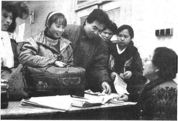 1994年，80多名从河南来京的家庭服务员在东城妇联办理入户登记手续。吴强摄