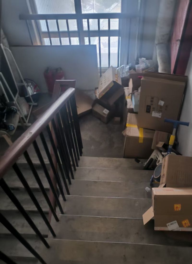 郭某将家中闲置的纸箱、旧家具等杂物堆放在楼梯间公共区域。大兴消防供图