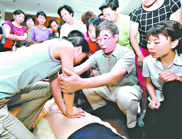 2007年，建国门街道对家政服务员进行急救培训。江峻摄