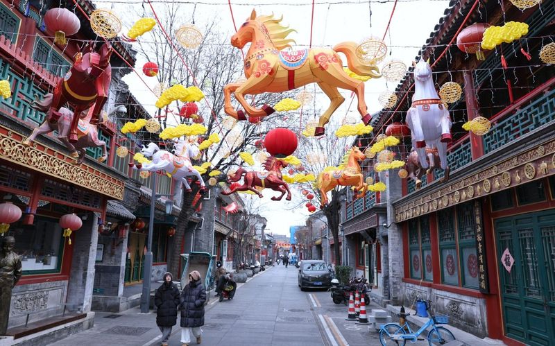 2月5日，琉璃厂文化街，马年装饰带来新年氛围。新京报记者 薛珺 摄