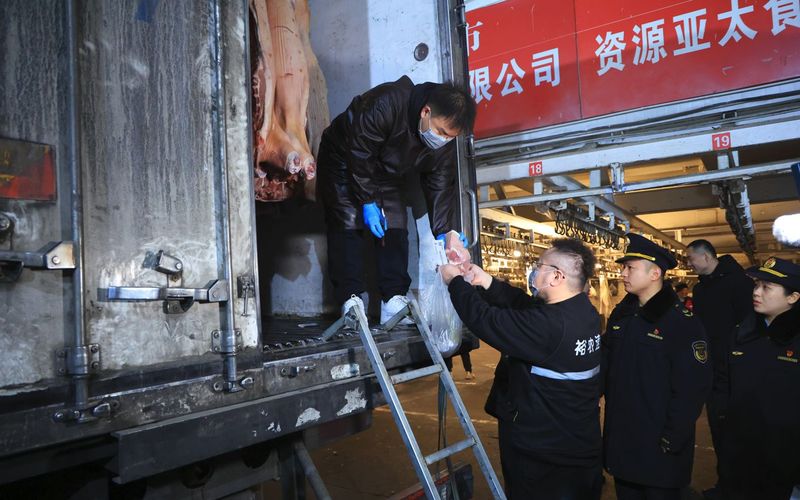 2月4日，北京市市场监管局对大型农产品批发市场开展畜禽产品质量安全专项夜查。北京市市场监管局供图