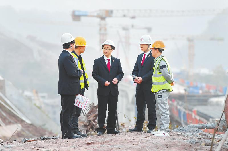 2025年11月，宣汉县法院干警走进施工现场，助力重大项目建设和运营。