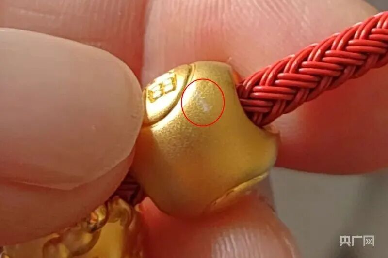 照片顯示，掛墜刮花位置出現白色痕跡（受訪者供圖）