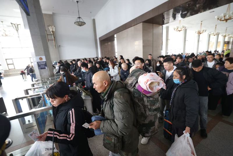 2月5日上午，北京站，旅客排队检票准备上车。新京报记者 王贵彬 摄