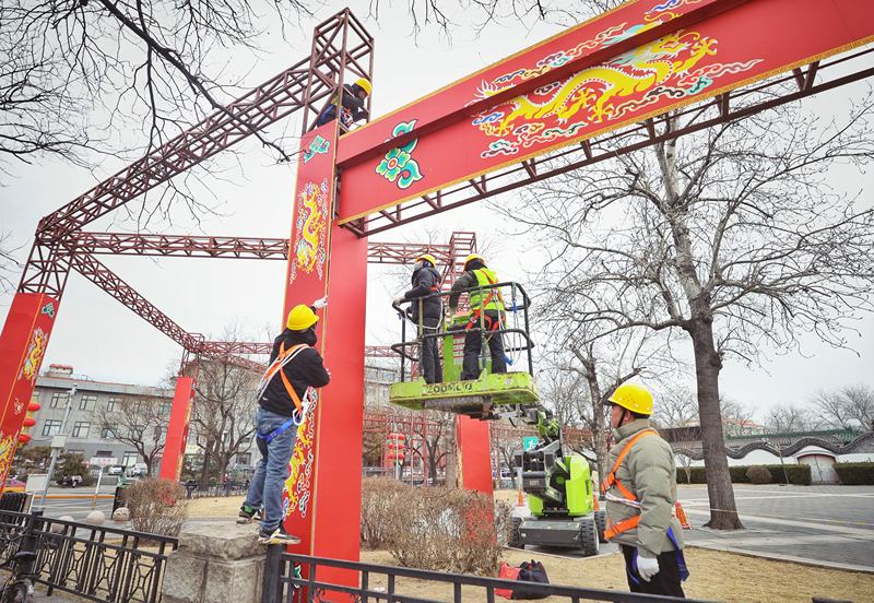 龙潭公园西北门，工人正在布置庙会景观。新京报记者 王贵彬 摄