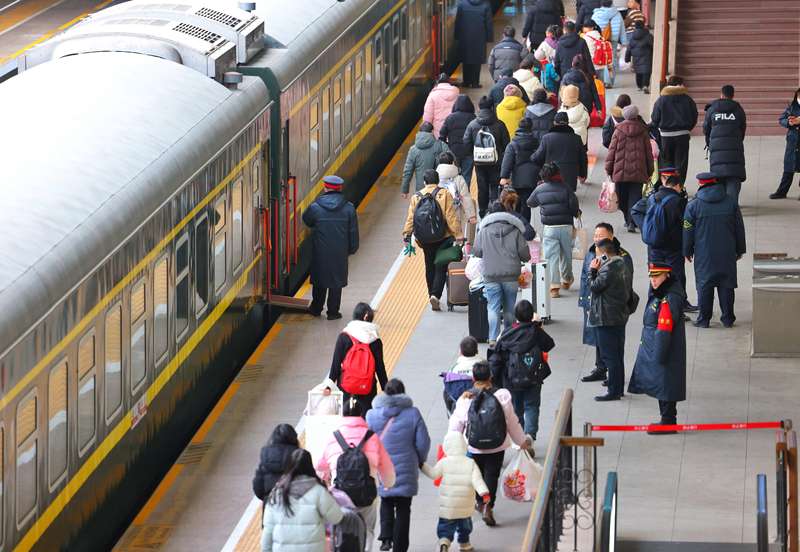 站台上准备踏上归途的旅客们。新京报记者 王贵彬 摄