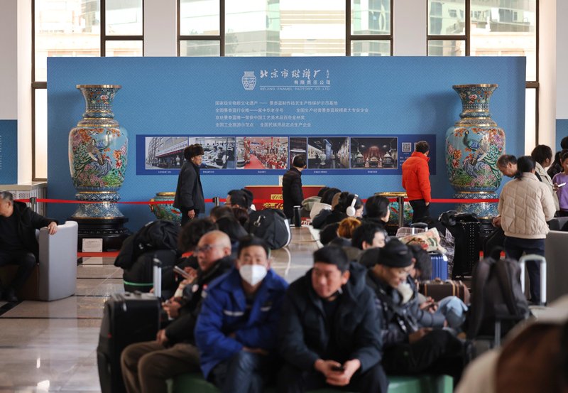 今年春运，北京站在候车大厅内展出了各类景泰蓝工艺品。新京报记者 王贵彬 摄