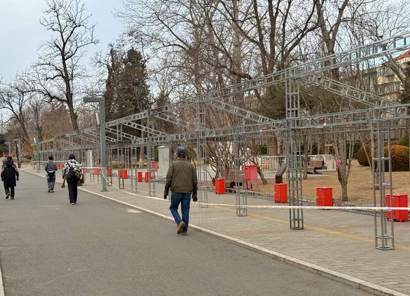 龙潭公园内的摊位框架已搭建完成。新京报记者 王贵彬 摄